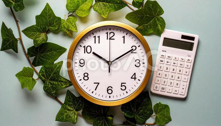 時は金なり　白い壁掛け時計と白い電卓 計算機,時計,時間の写真素材