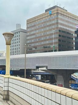 早朝の上野の街並み 歩道橋 早朝の上野の街並み 歩道橋 上野駅正面玄関口,上野駅前,台東区の写真素材