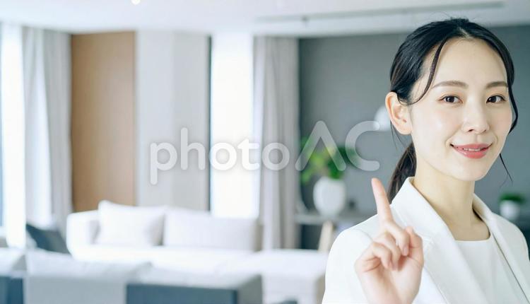 自信のある表情で指さすビジネス女性 指さす,指差し,ビジネスの写真素材