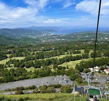 大室山下りのリフトから遠く相模湾を望む 大室山下りのリフトから遠く相模湾を望む 小室山,伊豆高原,相模湾の写真素材
