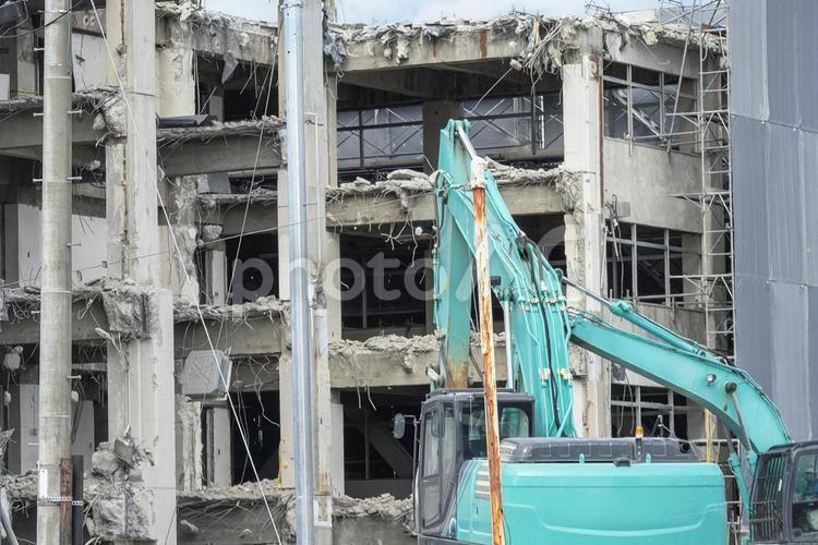 建造物が油圧ショベルカーで解体される様子 解体,解体現場,クレーンの写真素材