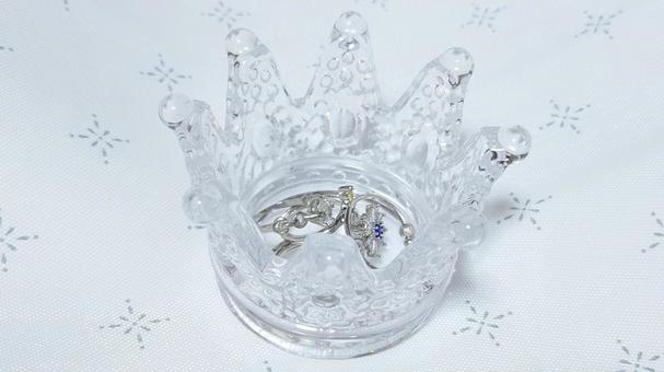 ガラスの王冠と指輪の写真