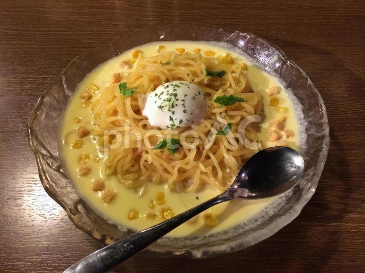 温泉卵とコーンポタージュの冷やしラーメン トウモロコシスープ,冷やし麺,温玉の写真素材
