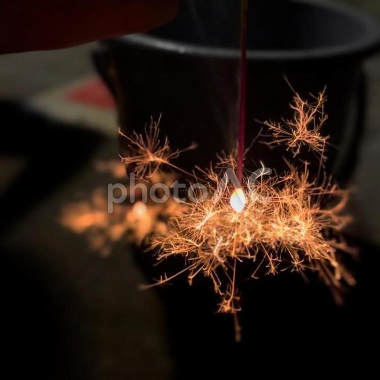 火花が散る線香花火 線香花火,手持ち,花火の写真素材