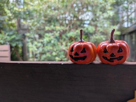 柵の上の小さなジャック・オー・ランタンの写真