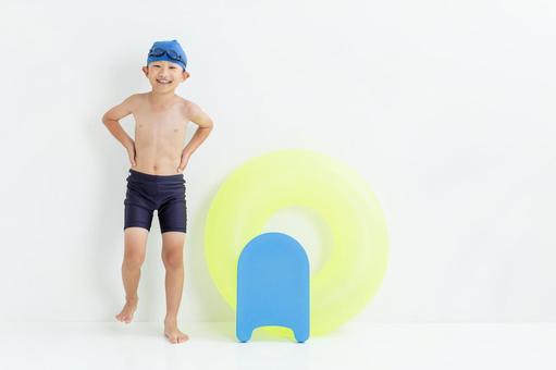 水着を着た笑顔の男の子 水着を着た笑顔の男の子 男の子,水着,白背景の写真素材