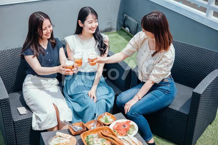 屋上でパーティーをする女性たち（ビール） ビアガーデン,パーティー,ホームパーティーの写真素材