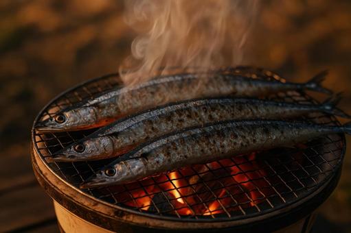 七輪で焼く秋刀魚 七輪で焼く秋刀魚の写真