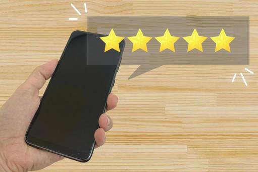 スマホで顧客の評価を見る スマホ,スマートフォン,口コミの写真素材