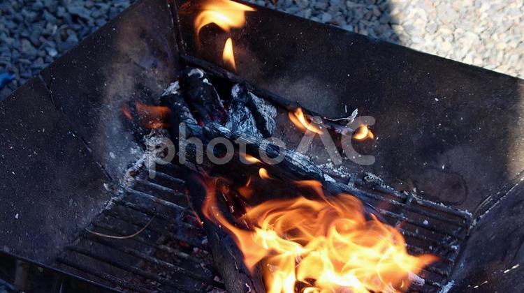 デイキャンプで焚き火 火,燃える,メラメラの写真素材