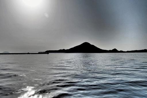 西日と興居島 西日と興居島 興居島,島,西日の写真素材