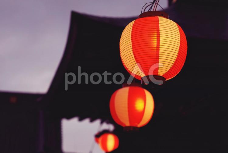 提灯、お寺の夕暮れ 提灯,オレンジ,オレンジ色の写真素材