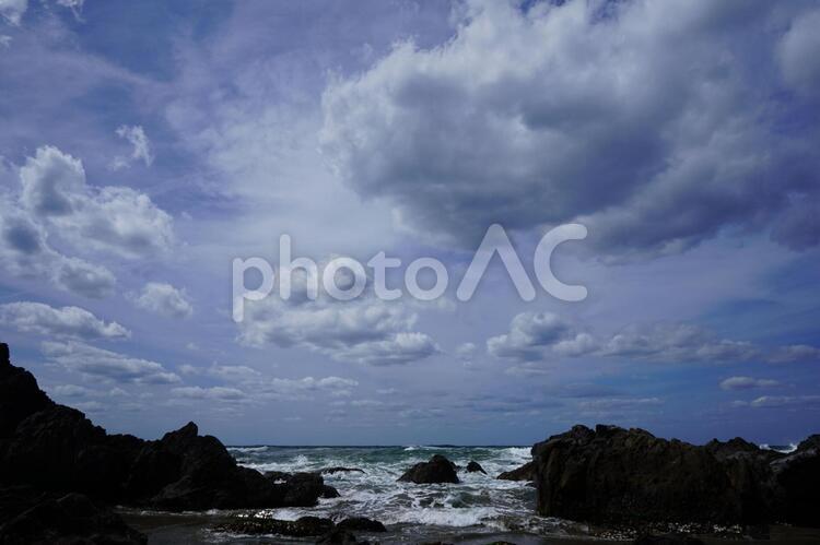 秋の海と雲６ 雲,磯,海の写真素材