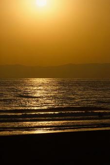 冬の湘南の海と夕日 冬の湘南の海と夕日 夕日,夕暮れ,海の写真素材