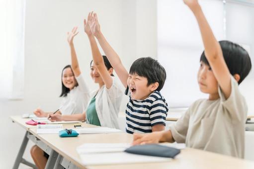 塾・学校の授業中に元気に挙手する小学生 塾・学校の授業中に元気に挙手する小学生 授業,挙手,男の子の写真素材