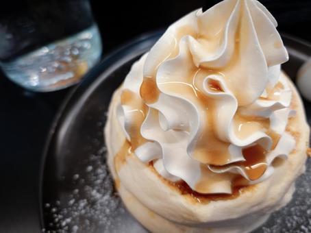 クリームたっぷりのパンケーキ2 パンケーキ,クリーム,ふわふわの写真素材