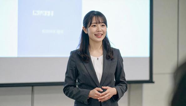 プレゼンする女性 プレゼンする女性の写真