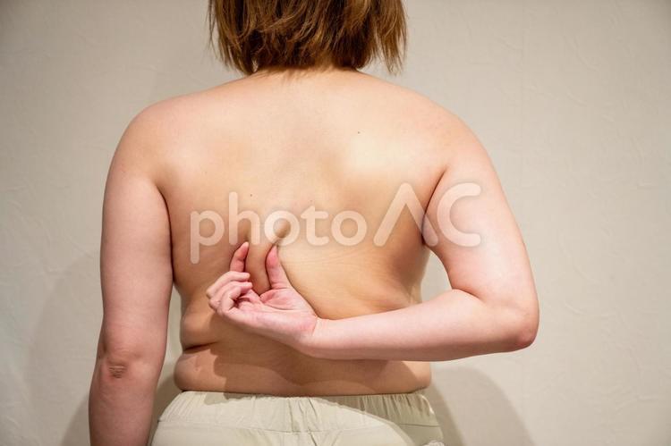つまめる背中の贅肉 ダイエット,セルライト,脂肪燃焼の写真素材