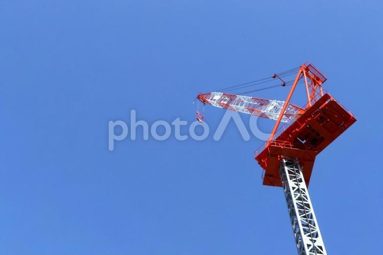 クライミングクレーンと青空2　アップ 建設現場,タワークレーン,クレーンの写真素材