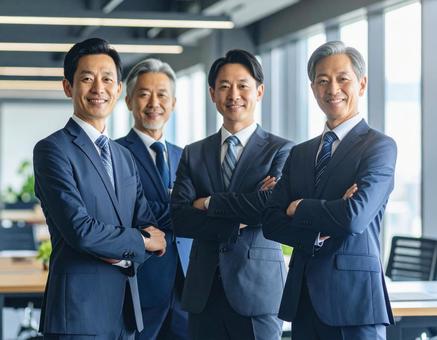 腕組みするビジネスマンの写真