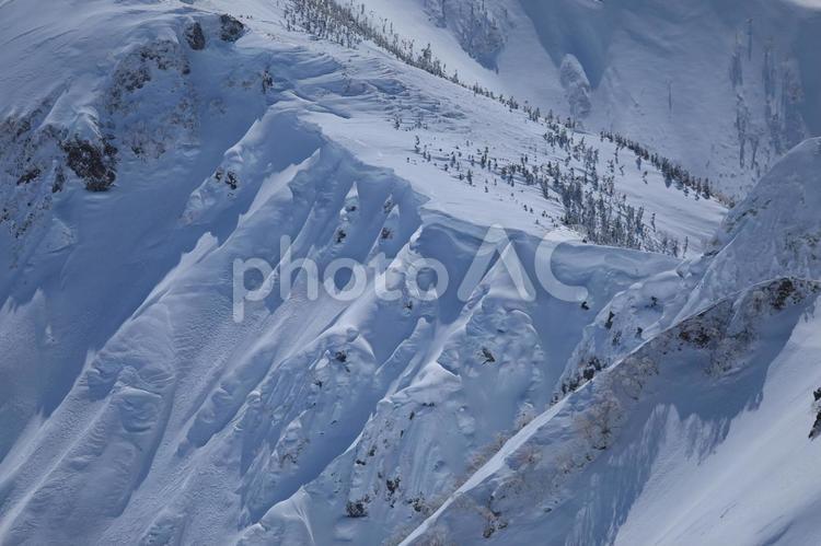 北アルプスの冠雪の稜線 北アルプス,冬山,雪山の写真素材