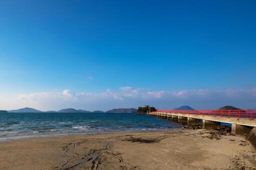 三豊市の海岸から津嶋神社本殿へ続く長い橋 香川県,三豊市,海の写真素材