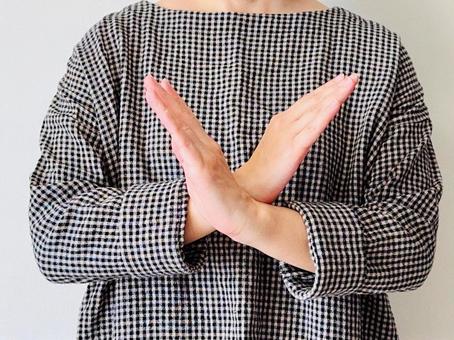 手元でバッテンマークをする女性 バツ,ダメ,女性の写真素材