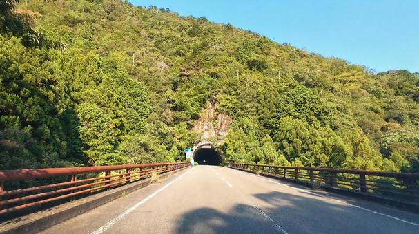 北山の山峡を貫く国道169号の写真