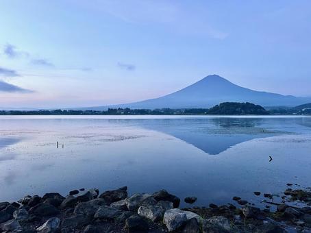 河口湖から見る夜明けの富士山 河口湖から見る夜明けの富士山 富士山,河口湖,湖の写真素材