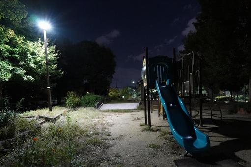 夜の公園のすべり台5の写真