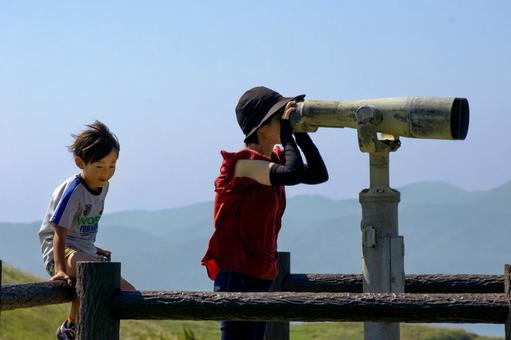<人物>山の展望台の双眼鏡で遊ぶ親子 <人物>山の展望台の双眼鏡で遊ぶ親子 家族,子供,女性の写真素材