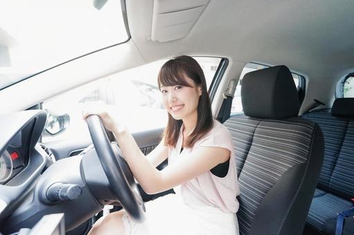 車を運転する若い日本人女性 車を運転する若い日本人女性 カーシェアリング,笑顔,マイカーの写真素材