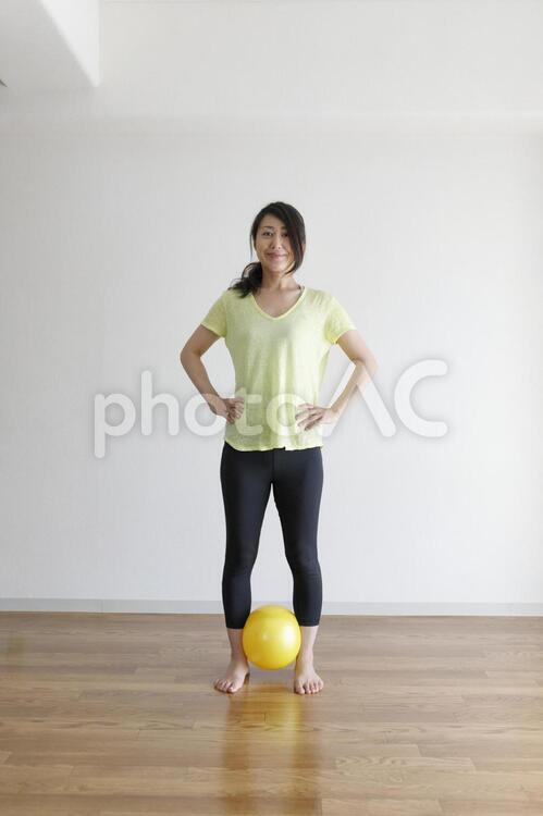ボールを使ってストレッチ運動をする女性 女性,人物,日本人の写真素材