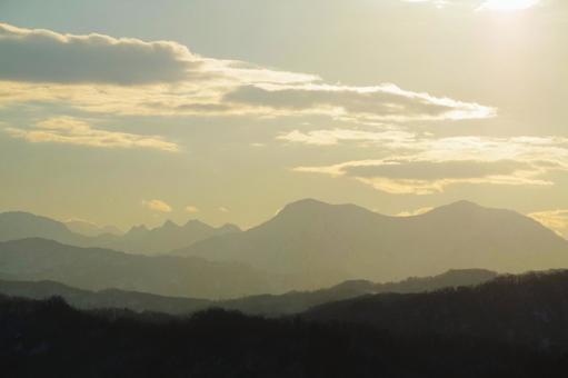 遠くの山々 遠くの山々 空,雲,山の写真素材