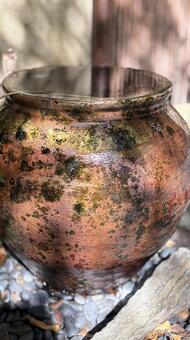 時を刻んだ肌：貴船路の古びた陶器 貴船,京都,水鉢の写真素材
