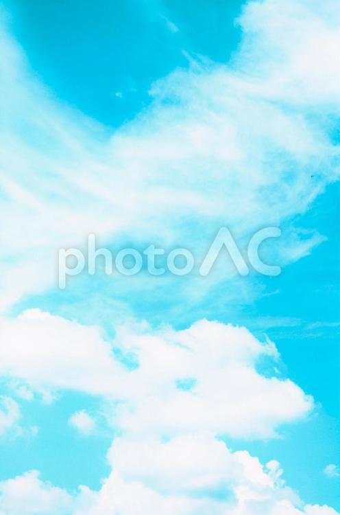 淡くて優しい空色の背景イメージ素材 淡い,縦構図,青空の写真素材