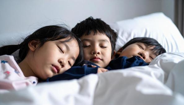 お泊り保育で一緒に眠る園児たち お泊り保育で一緒に眠る園児たちの写真