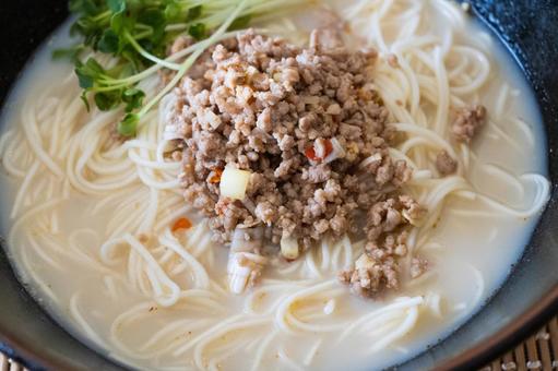 夏のお昼は麺 冷や麦担々麺 夏のお昼は麺 冷や麦担々麺の写真