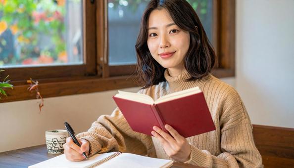 秋、部屋の中で勉強する日本人女性 秋、部屋の中で勉強する日本人女性の写真