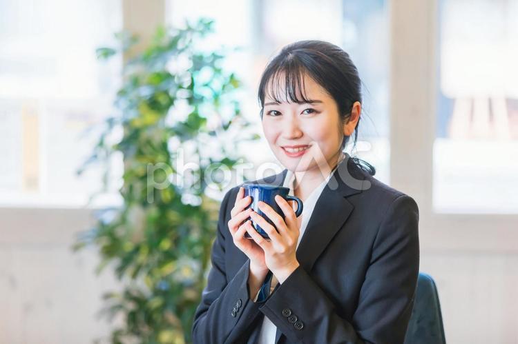 コーヒーを飲むビジネスウーマン カフェ,コーヒー,飲み物の写真素材