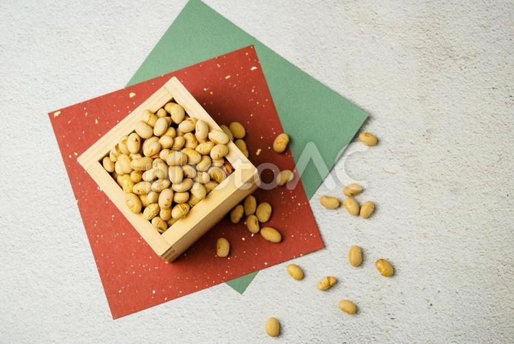 節分の豆まき用の大豆 節分,豆まき,赤鬼の写真素材
