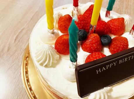 バースデー用のホールケーキ バースデー用のホールケーキ ホールケーキ,バースデーケーキ,ケーキの写真素材