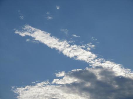 一筋に伸びる白い雲の写真