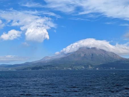 垂水フェリーから見た桜島と稜線に沿う白雲 垂水フェリーから見た桜島と稜線に沿う白雲 桜島,白い雲,稜線の写真素材