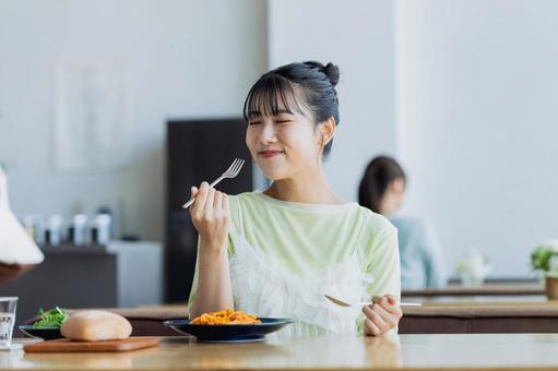 カフェでランチをする若い女性 カフェでランチをする若い女性 ランチ,食事,カフェの写真素材