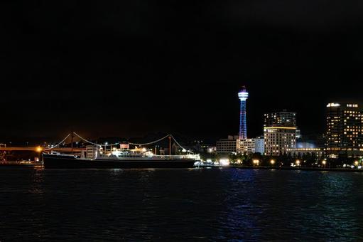 ライトアップされた夜の港の夜景の写真