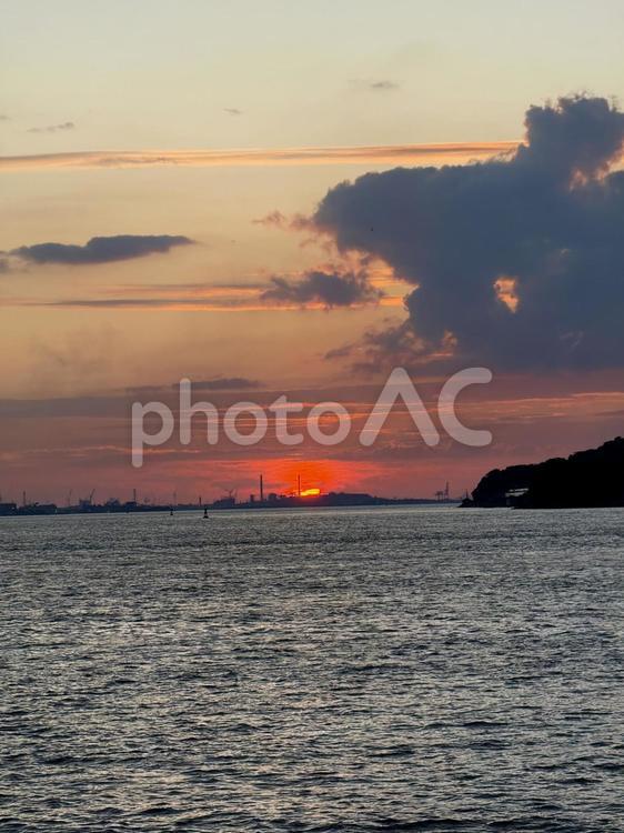 夕暮れの関門海峡　サンセット ロマンチック,キラキラ,たそがれの写真素材