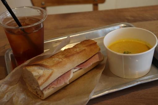 パンランチ バゲットのランチ,パン屋さんのランチ,ジャンボンブールの写真素材