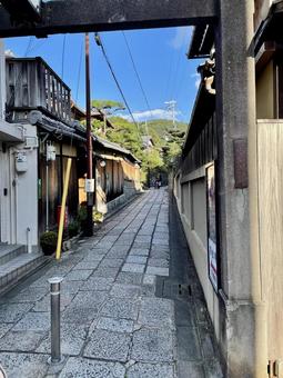 石畳と古い町並みが続く京都の裏路地 京都,路地,小道の写真素材