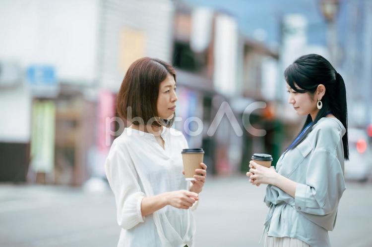 上司に怒られる部下の女性 叱咤激励,パワハラ,怒られるの写真素材